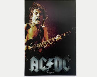 アンガス・ヤングがギターを弾きまくる - AC/DC ヘビーロック