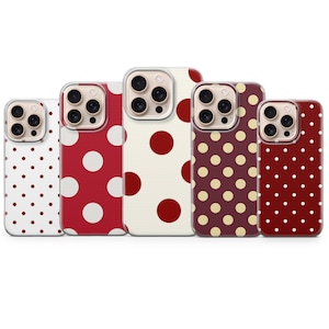 Può includere: Una collezione di cinque custodie per telefoni con motivi a pois. Le custodie presentano una varietà di colori, tra cui rosso, bianco e bordeaux. I pois variano per dimensione e colore, creando un design giocoso ed elegante.
