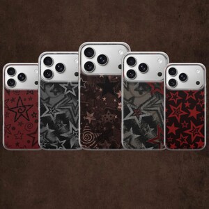 Peut inclure: Cinq coques de smartphone transparentes disposées en rangée, chacune présentant un motif d'étoiles distinct. Les coques affichent divers coloris, notamment rouge, noir, gris et marron, avec des motifs d'étoiles graphiques et des spirales.