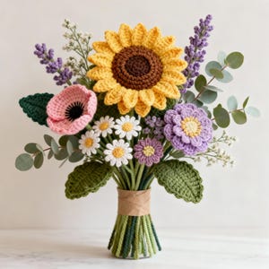 Könnte beinhalten: Ein handgefertigter Häkelblumenstrauß mit einer großen gelben Sonnenblume, einer rosa Mohnblume, weißen Gänseblümchen und lila Blumen. Der Strauß ist mit braunem Papier und grünen Garnstielen umwickelt und enthält grüne Blätter und Eukalyptuszweige.