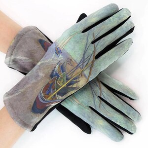 Könnte beinhalten: Handschuhe mit einem Aquarelldruck von Booten und einer Meereslandschaft in Blau-, Grün- und Brauntönen. Die Handschuhe haben schwarze Handflächen und Manschetten, präsentiert auf weißem Hintergrund.