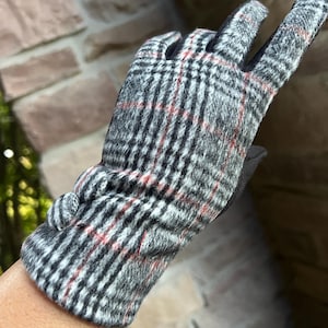 Guantes táctiles a cuadros: accesorio clásico de invierno, talla única