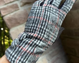 Plaid Touchscreen Gloves – Classic Winter Fashion Accessory, One Size