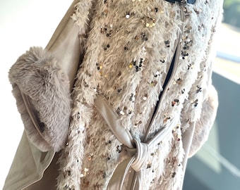 Capa de piel sintética y ante beige con lentejuelas: un abrigo de invierno glamuroso con cinturón