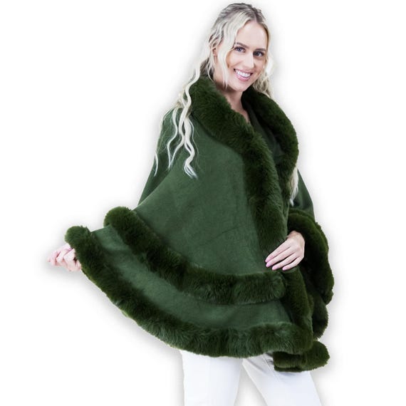 オリーブグリーンのフェイクファートリムケープショール - コウモリの