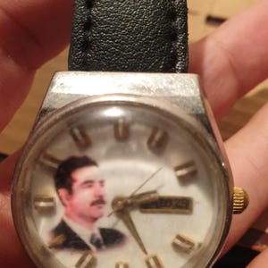 Reloj conmemorativo especial del presidente Saddam Hussein de la década de 1980, raro. imagen 17