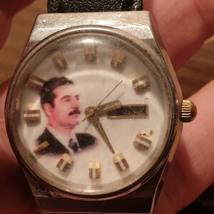 Reloj conmemorativo especial del presidente Saddam Hussein de la década de 1980, raro. imagen 16