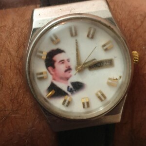 Reloj conmemorativo especial del presidente Saddam Hussein de la década de 1980, raro. imagen 2