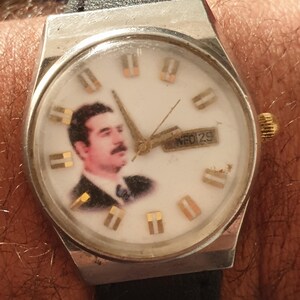 Reloj conmemorativo especial del presidente Saddam Hussein de la década de 1980, raro. imagen 4