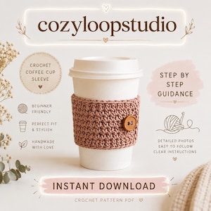 Può includere: Una fascia all'uncinetto color rosa polvere per tazza da caffè con un bottone in legno marrone, avvolta attorno a una tazza monouso bianca. L'immagine include il testo cozyloopstudio, crochet coffee cup sleeve, step by step guidance e instant download.