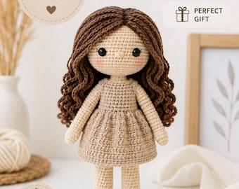 Muñeca de ganchillo hecha a mano, cabello castaño rizado, vestido beige, peluche suave (patrón en PDF incluido).