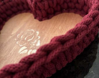 Cesta de corazón tejida a mano: cordón de algodón color vino, grabado de rosas