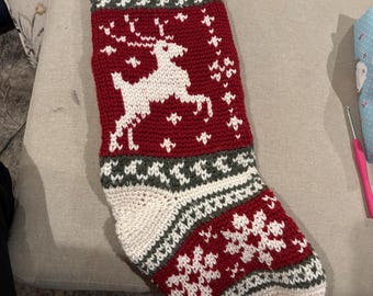Calcetín navideño personalizado de ganchillo: Diseño de reno con copo de nieve