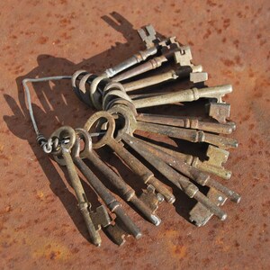 Lot of Fifteen Antique Keys, Skeleton Keys, Vintage Decor, Pendants