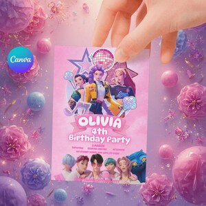 Puede incluir: Una invitaci&oacute;n rosa para una fiesta de cumplea&ntilde;os con el nombre "Olivia" y el texto "4th Birthday Party". La invitaci&oacute;n presenta personajes de dibujos animados y elementos decorativos como estrellas, bolas de discoteca y notas musicales. El logotipo de Canva es visible.