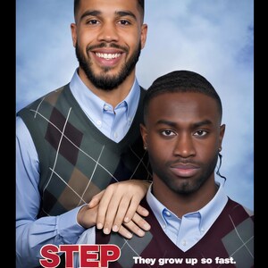 Puede incluir: Una imagen promocional de la película "Step Brothers" con dos hombres. Llevan chalecos de rombos sobre camisas celestes. El título de la película está en letras rojas y blancas, con la frase "They grow up so fast."