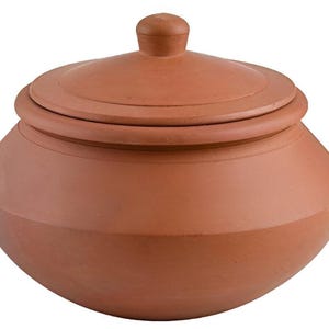 Puede incluir: Una olla de cocina de terracota con tapa a juego. La olla tiene una base redondeada y una abertura ancha, con una tapa que encaja perfectamente en la parte superior. La olla es de un color marrón cálido y terroso, y la tapa tiene un pequeño pomo para facilitar su manejo.