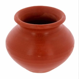 Può includere: Un piccolo vaso rotondo in terracotta, con un'ampia apertura e un bordo leggermente svasato. Il vaso ha una superficie liscia e un design semplice e tradizionale, adatto a vari usi.