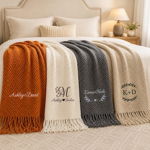 Personlig bröllopsfilt, broderade namn och datum, present till nygifta med monogram, jubileumsminne