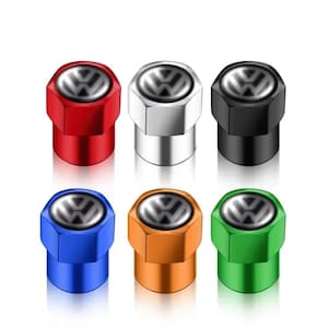 Könnte beinhalten: Sechs farbige Reifenventilkappen. Die Kappen sind in Rot, Silber, Schwarz, Blau, Orange und Grün gehalten. Jede Kappe hat ein silbernes VW-Logo.