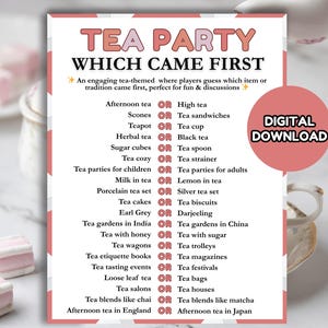 Puede incluir: Una tarjeta de juego rosa y blanca para una fiesta de té con el texto "TEA PARTY WHICH CAME FIRST". La tarjeta enumera elementos y tradiciones relacionados con el té. Un círculo rosa con "DESCARGA DIGITAL" está a la derecha.
