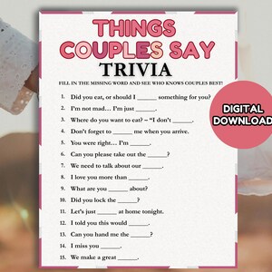 以下が含まれることがあります： 「Things Couples Say Trivia」と題されたピンクと白のトリビアゲームシート。関係性に関する穴埋め問題が特徴です。「Digital Download」と書かれたピンク色の円が見えます。