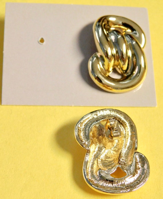 Vintage Avon GOLDEN SCULPTURE Pierced Earrings, 1… - image 3