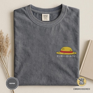Broderad t-shirt med anime-halmhatt, mangasymbol