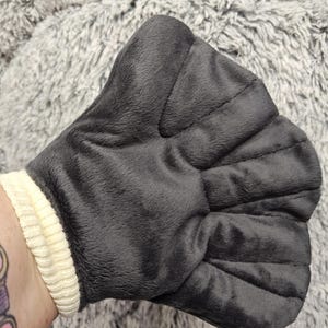 Peut inclure: Un gant de cuisine gris foncé avec un motif matelassé. Le poignet est de couleur crème clair. Le gant est fait d'une matière douce et moelleuse.