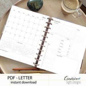 Puede incluir: Un planificador blanco abierto, con un calendario mensual, rastreadores de hábitos y secciones diarias para notas, objetivos y tareas. El calendario de abril es visible. Un bolígrafo descansa en la página. El texto en la parte inferior dice "PDF - LETTER instant download."