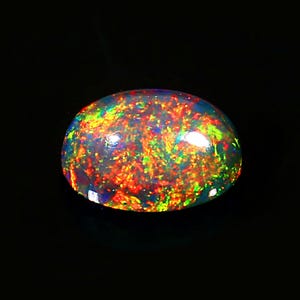 Könnte beinhalten: Ein ovaler Opal-Edelstein. Der Opal zeigt eine schillernde Farbpalette, darunter Rot, Orange, Gelb, Grün und Blau, vor einem dunklen Hintergrund. Die Oberfläche des Edelsteins ist glatt und poliert.