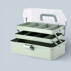 Puede incluir: Una caja de herramientas de plástico verde claro de tres niveles con una tapa transparente. La caja de herramientas tiene un asa gris y cierres metálicos. El interior cuenta con múltiples compartimentos para organizar objetos pequeños. La tapa está abierta, revelando el almacenamiento en niveles.