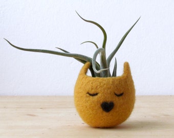 Small succulent kitty pot, Mustard Yellow cat, Felt succulent planter, colleague gift, Office decoration, gift for her