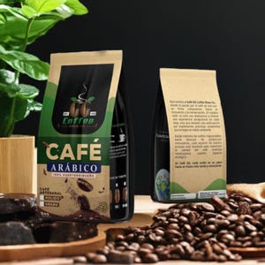 Może przedstawiać: Wyświetlane są dwa worki z kawą, jeden z zieloną i beżową etykietą z napisem "CAFÉ ARÁBICO 100% PUERTORRIQUEÑO". Druga torba ma tekst w języku hiszpańskim. Ziarna kawy i drewniana taca z kawą znajdują się na pierwszym planie.