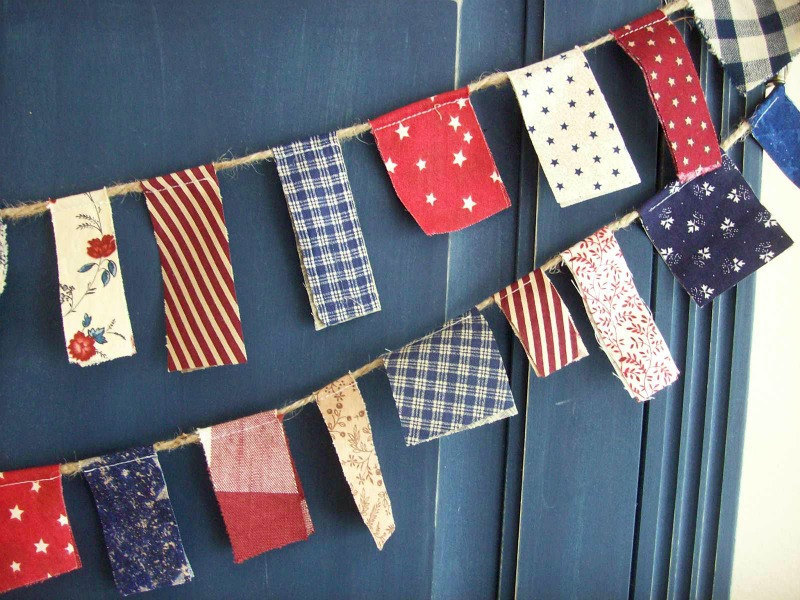 4 Juillet Patriotic Mini - Scrappy Banner/ Fourth Of July Labor Day Garland/ Photo Prop in Vintage R