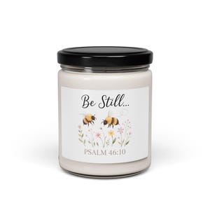 Vela perfumada "Quedaos quietos" del Salmo 46:10 / Vela cristiana con diseño floral y mariposa / Regalo inspirado en la fe / Decoración cristiana minimalista para el hogar