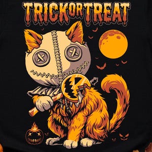 Puede incluir: Camiseta negra con un diseño de Halloween. El diseño presenta un gato con una cabeza cosida y una cabeza de calabaza, sosteniendo un bastón de caramelo. Las palabras "TRICK OR TREAT" se muestran encima del gato. Calabazas y murciélagos rodean la camiseta.