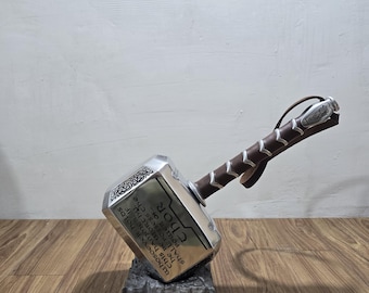 Replica in metallo di Mjolnir: martello di Thor con base in pietra, decoro nordico