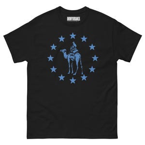 Könnte beinhalten: Schwarzes T-Shirt mit einer blauen Grafik eines Kamels und Reiters, umgeben von blauen Sternen. Der Text "KNOWYOURANGEL" ist in Weiß oben in der Mitte des Shirts aufgedruckt.