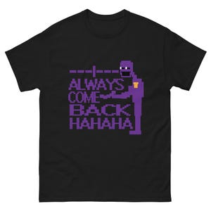 Puede incluir: Camiseta negra con un gráfico pixelado morado. El gráfico presenta una figura morada y el texto "ALWAYS COME BACK HAHAHA". La figura sostiene un arma. La camiseta está hecha de un material suave.