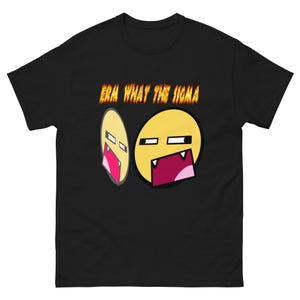 Puede incluir: Camiseta negra con dos caras amarillas estilo emoji con la boca abierta y dientes afilados. El texto "ERM WHAT THE SIGMA" está impreso encima de las caras en una fuente naranja fuego. La camiseta está hecha de un material suave.