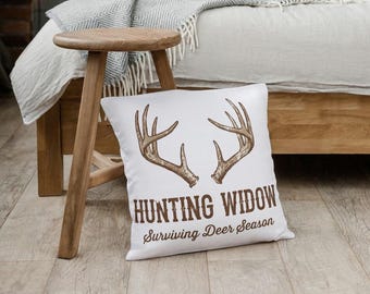 Kussen jacht weduwe, cadeau jager vrouw, grappig decor jacht herten, rustieke hut sierkussen, decor seizoen herten, cadeau voor vrouw jager