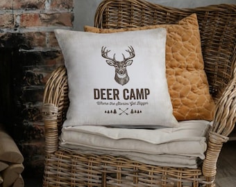 Deer Camp Sierkussenhoes, jachtcabine decor, rustiek lodge kussen, boerderij jacht decor, cadeau voor jager, whitetail cabin kussen