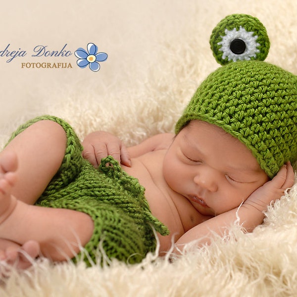 Newborn frog outfit, green hat and shorts set, frog outfit, sitter outfit, 6 - 12 months, hand knit and crochet gender neutral animal outfit