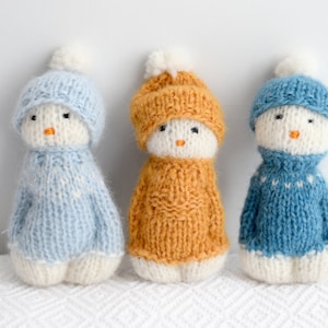 Strick Schneemann Softie, Schneemann mit Mütze und Pullover, kleines weiches handgestricktes Spielzeug, sticky, Geschenk, Babyparty, Neugeborene Winter Foto Requisite, Weihnachten