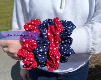 Conjunto de scrunchies Americana, scrunchies com estrelas vermelhas, brancas e azuis, acessórios de cabelo patrióticos, scrunchie para o 4 de julho, América 250, presente, verão