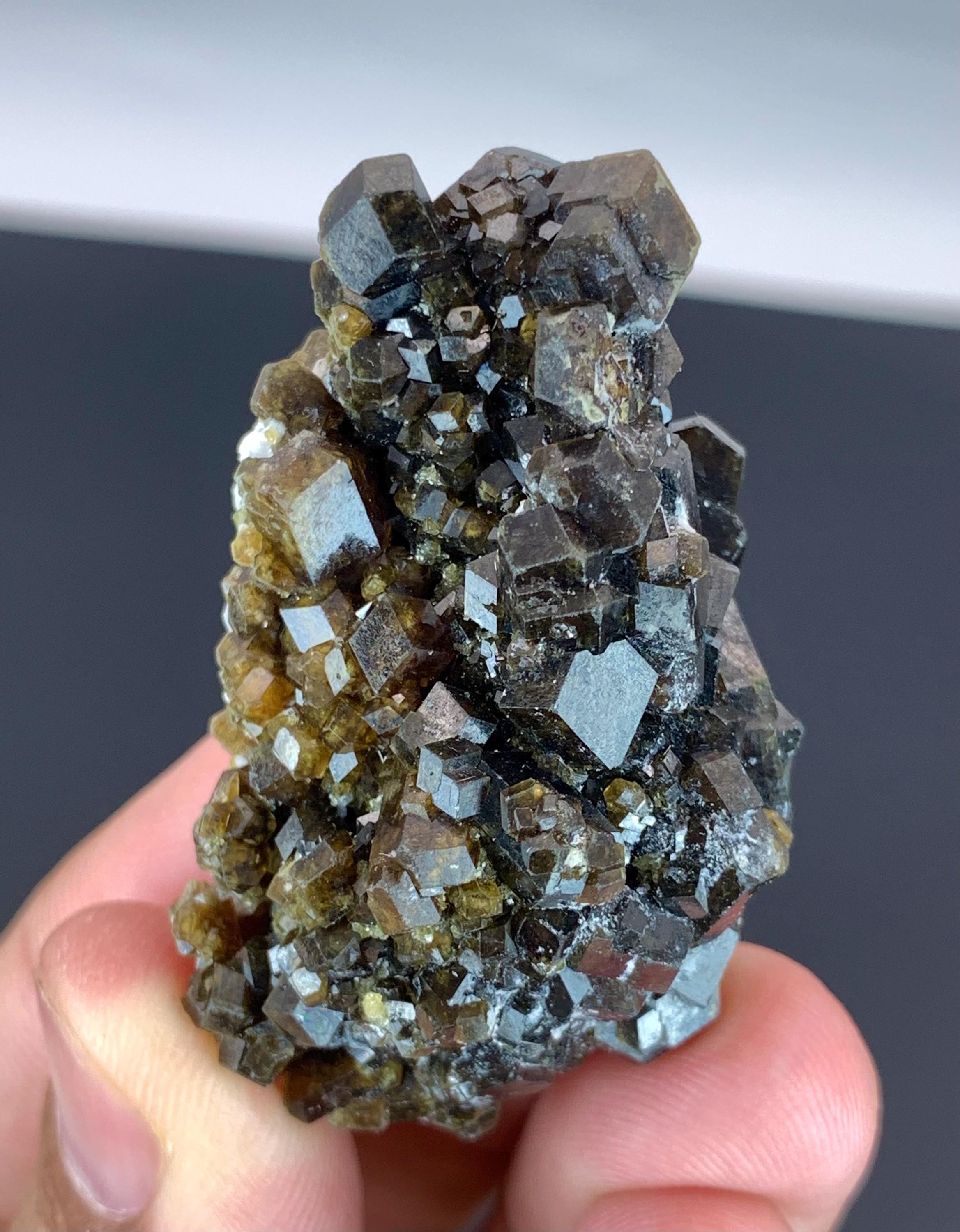 パキスタン スカルドゥ産 アンドラダイトガーネット パキスタン・スカルドゥ産アンドラダイトガーネット結晶クラスター標本