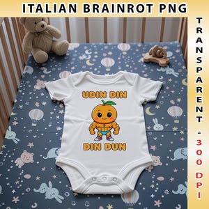 Pode incluir: Body de beb&eacute; branco com o texto "UDIN DIN DIN DUN" e uma personagem de laranja de desenho animado com bra&ccedil;os musculosos. O body est&aacute; sobre um len&ccedil;ol azul estampado com ursinhos de pel&uacute;cia e brinquedos de madeira.