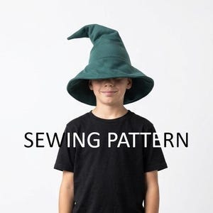 Puede incluir: Un sombrero puntiagudo de color verde oscuro con ala ancha y punta ligeramente doblada, usado sobre una camiseta negra lisa. El texto SEWING PATTERN aparece centrado en letras mayúsculas negras en el centro de la imagen.