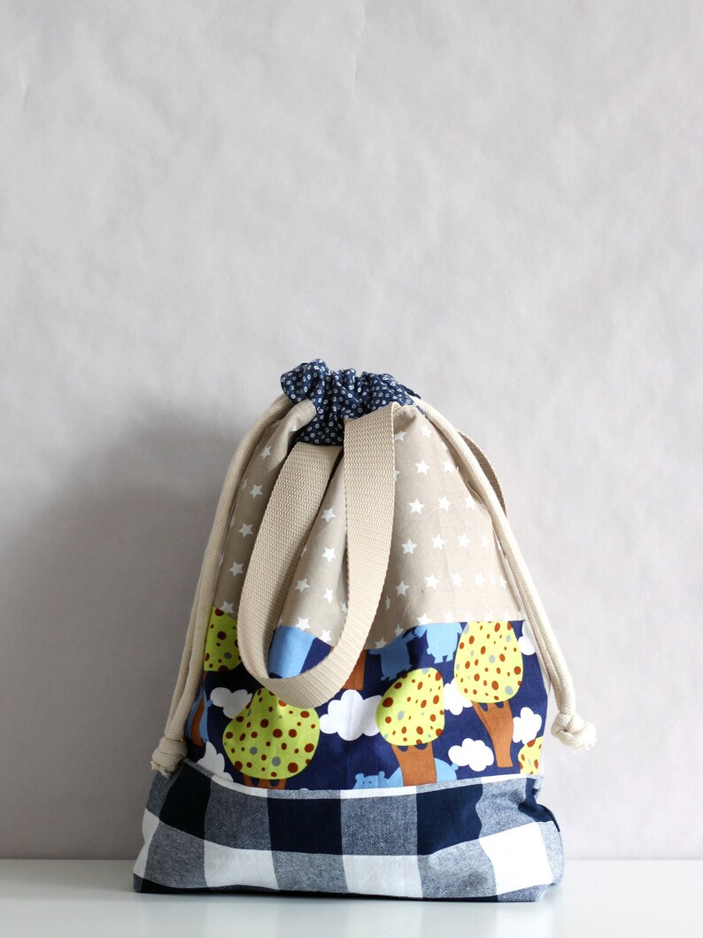 Drawstring bag with thick cords and preferably without a Drawstring bag with thick cords and preferably without a
